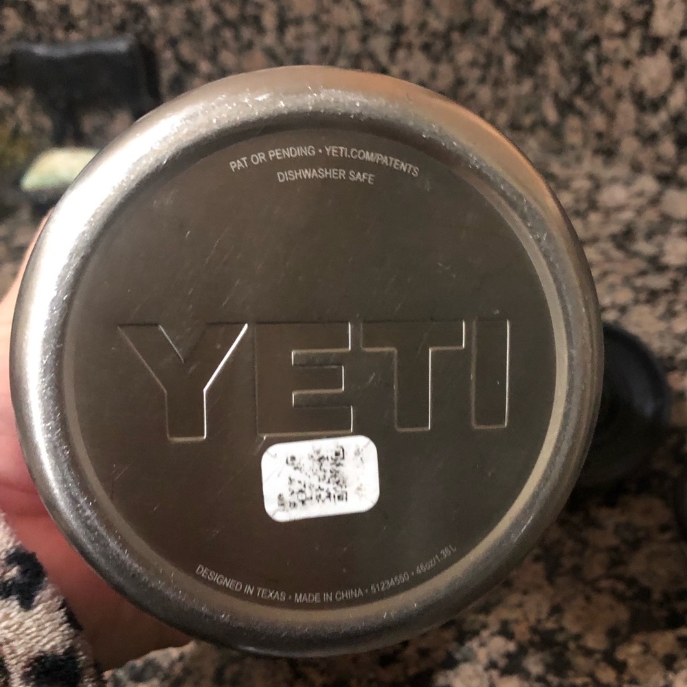 YETI 46oz limited edition color Power Pink Chug Rambler with extra Straw Lid - Picture 7 of 15